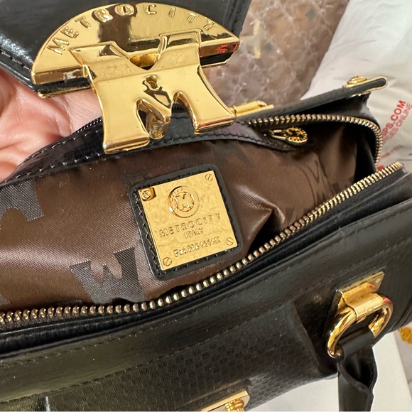 Metro City ITALY HANDBAG $400 Retail - Picture 14 of 14